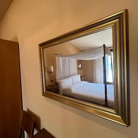 Regno: Elegante Con Piscina Immersa Nel Verde Villa