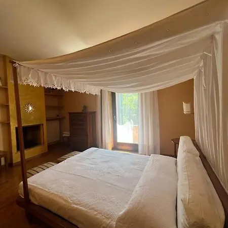 Regno: Elegante Con Piscina Immersa Nel Verde